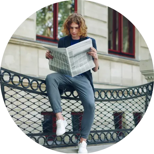 Jeune lisant un journal